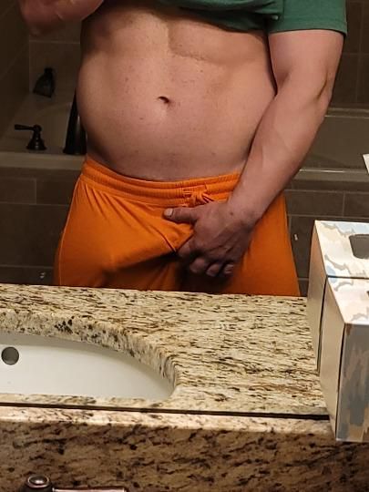 Escorts Kansas City, Missouri Here for a good time and ready to please. I think this is more for me than you hahahah. But im down for whatever. Super chill and laid back.