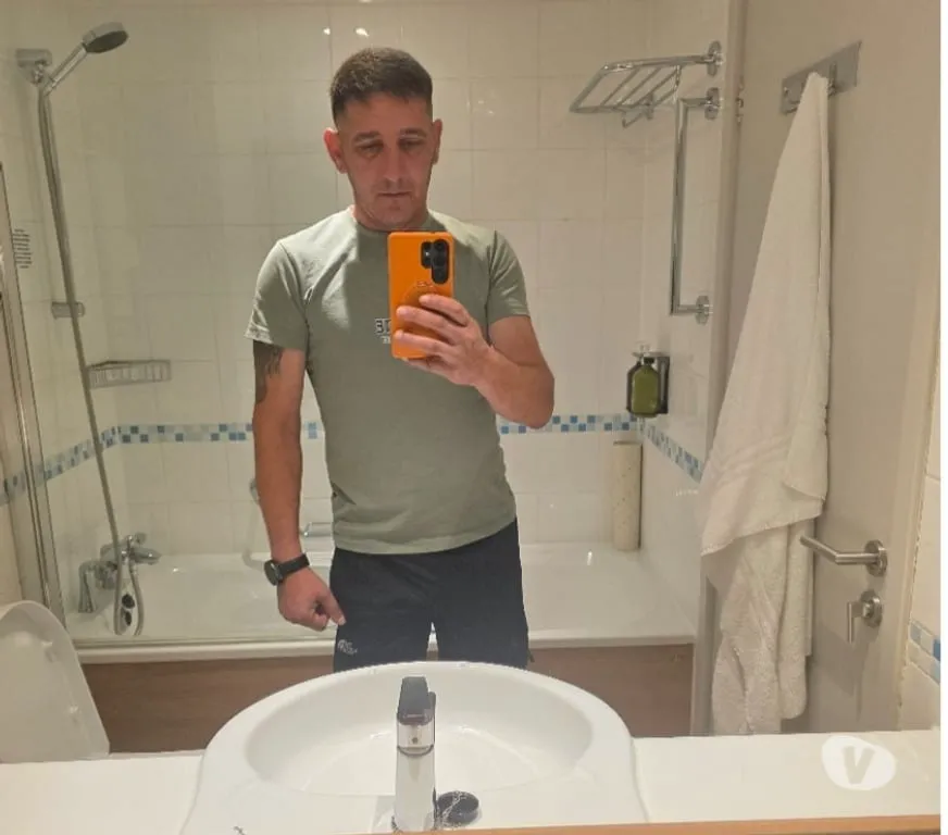 Escorts Wigan, England LOOKING FOR FEMALES ONLY