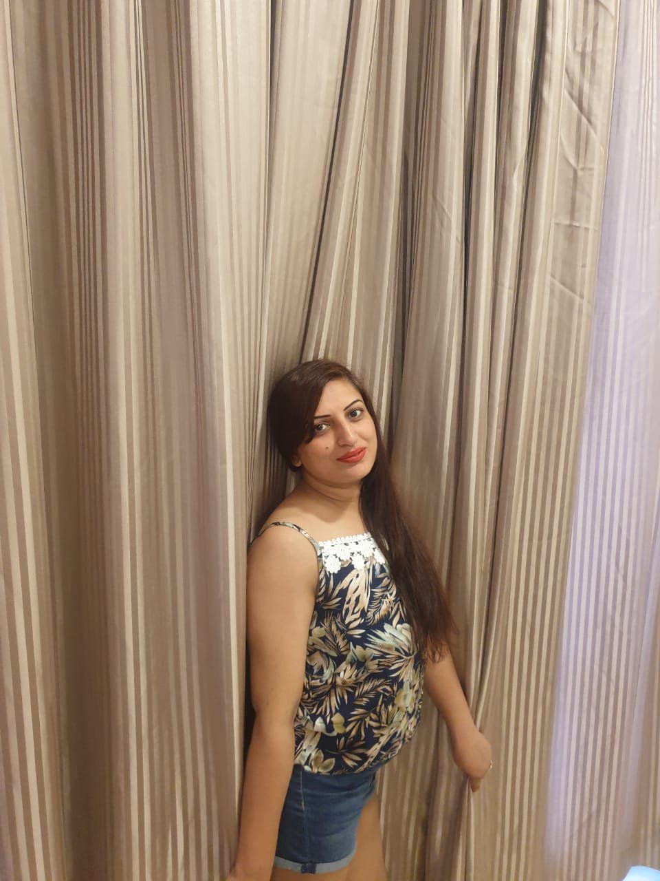 Escorts Dubai, United Arab Emirates Karishma Housewife