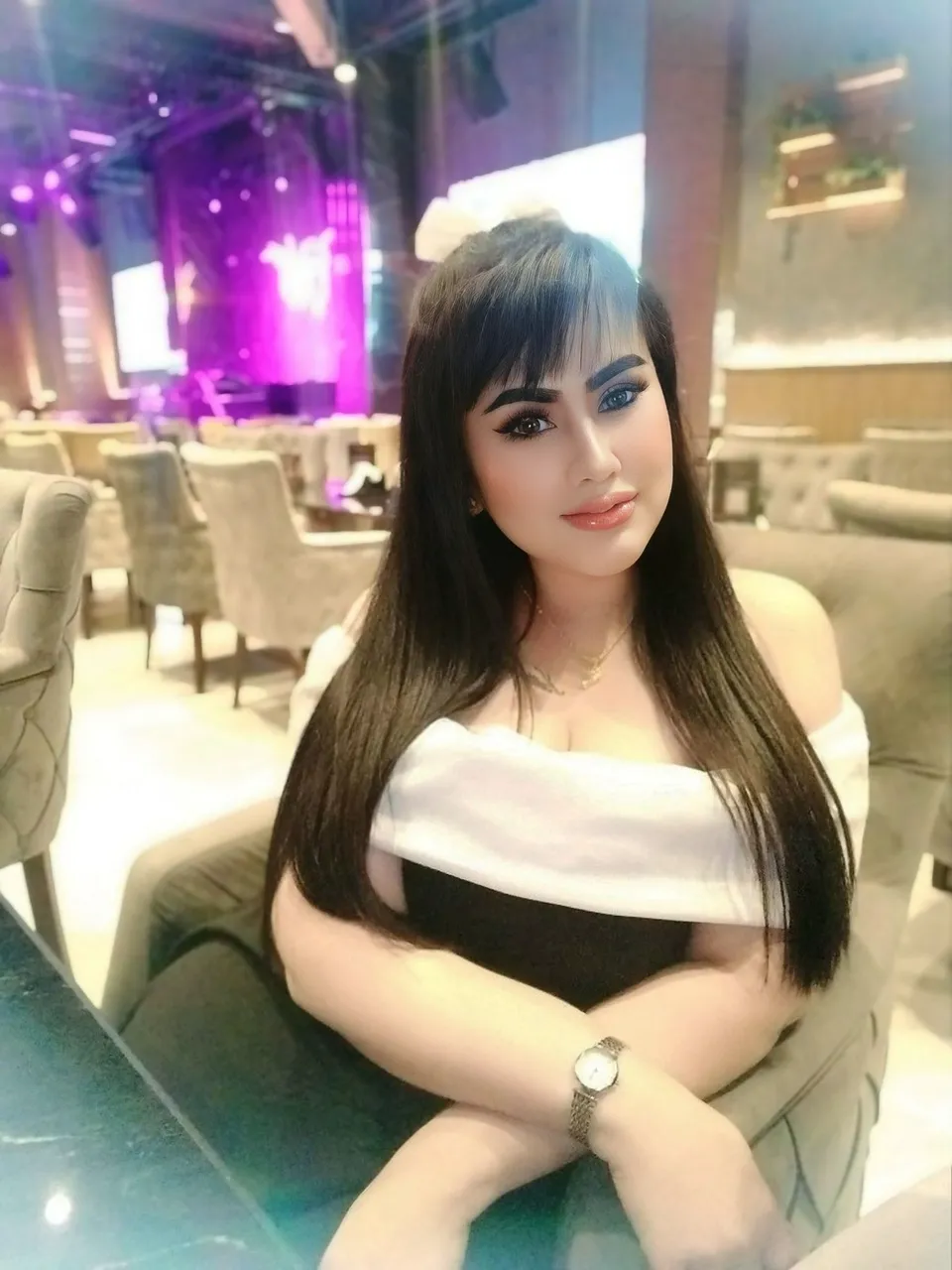 Escorts Abu Dhabi, United Arab Emirates Lisa