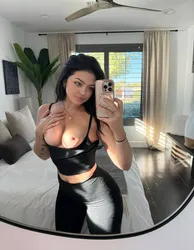 Escorts Phoenix, Arizona Welcome to my escort service I'm available for SEXTING, MASSAGE AND SEX both incall, Outcall and C
