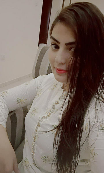 Escorts Dubai, United Arab Emirates Kavya Busty Milf