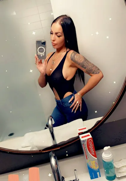 Escorts Niagara Falls, Ontario Petite sweet