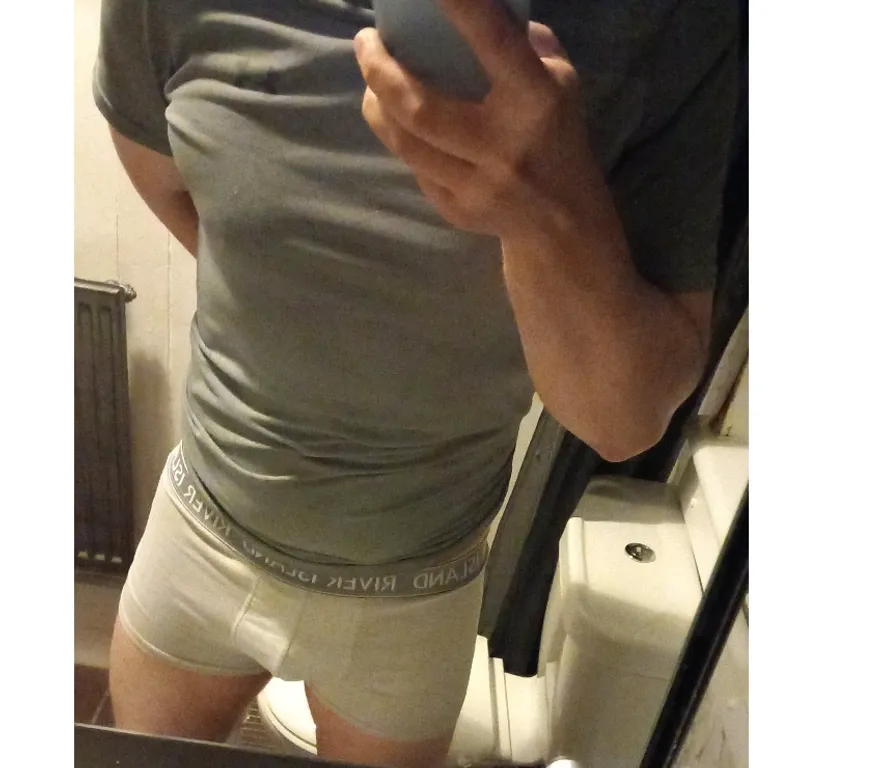Escorts Hillington, England Straight guy here for men.
