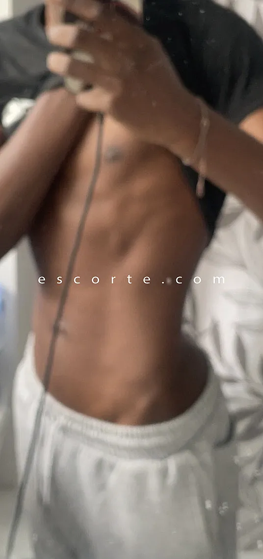 Escorts Issy-les-Moulineaux, France ravennoir