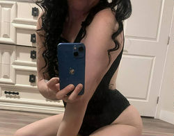 Escorts Vancouver, British Columbia fun fre@ky petit brunette barbie w3t and t!ght