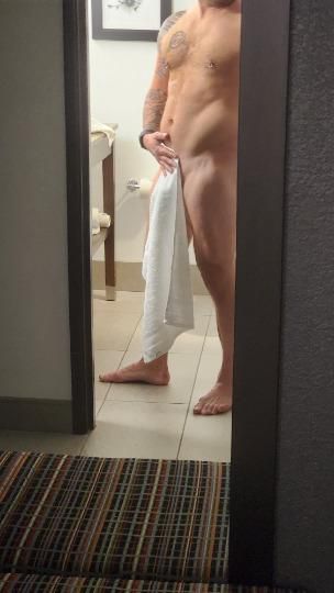 Escorts Kansas City, Missouri Here for a good time and ready to please. I think this is more for me than you hahahah. But im down for whatever. Super chill and laid back.