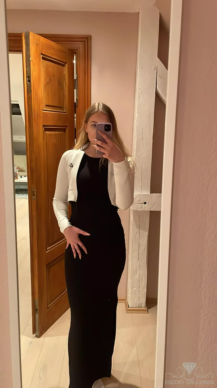 Escorts Hamburg, Germany Roxanna