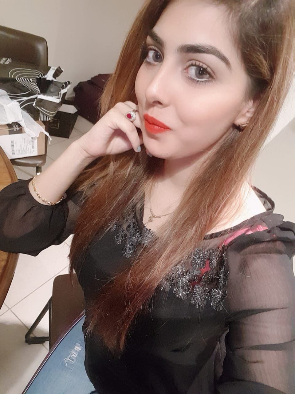 Escorts Dubai, United Arab Emirates Suman Indian Girl